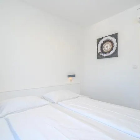 Luxury Pool By Guide Apartament Kampor