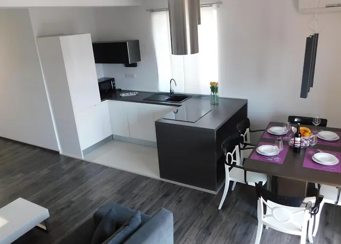 Luxury Pool By Guide Apartament Kampor